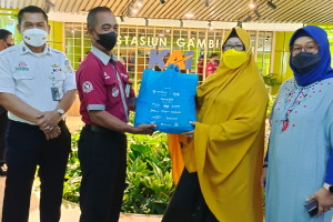 PWI-IKWI juga memberikan paket sembako kepada para porter di Stasiun Gambir Jakarta
